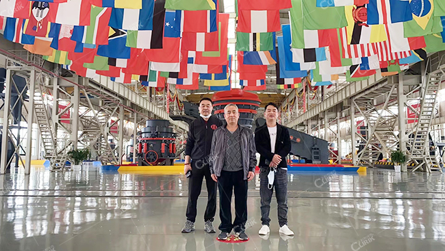 河北褚先生蒞臨上?？评鹂丝紤]滑石超細(xì)磨粉機(jī)